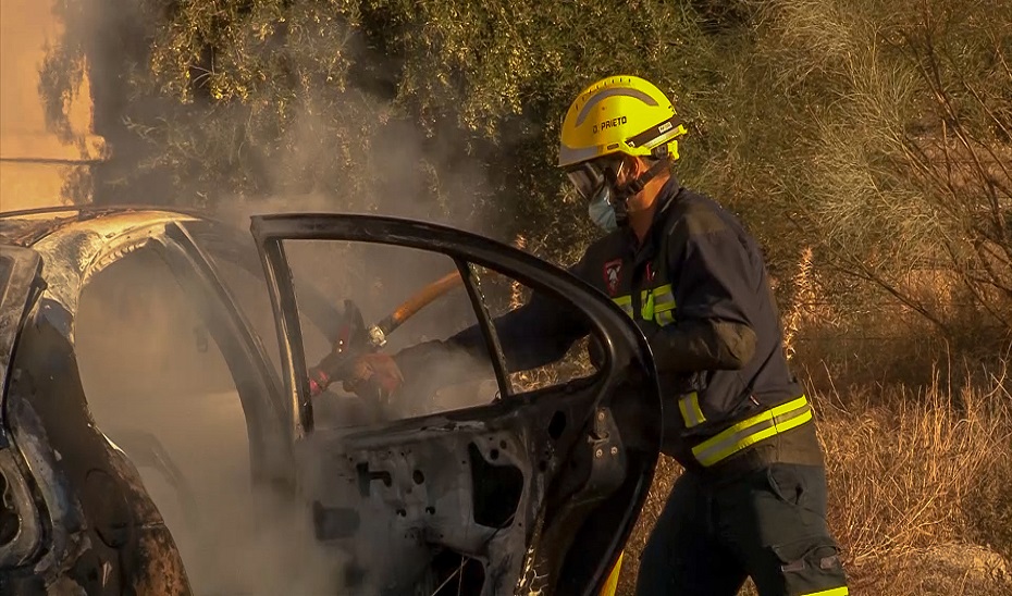 Imagen del artículo Un incendio causa daños a siete vehículos esta madrugada en una calle de Málaga